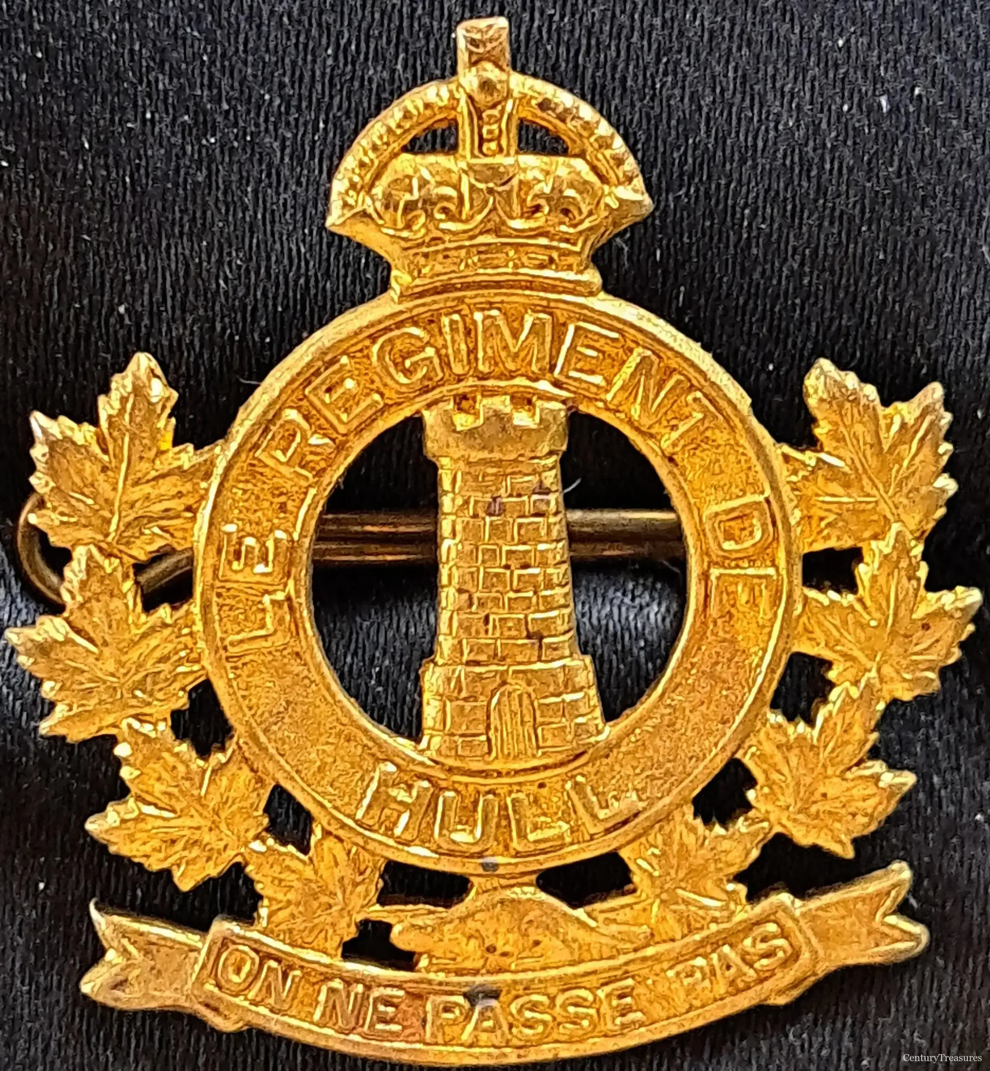 Le Régiment de Hull Cap Badge