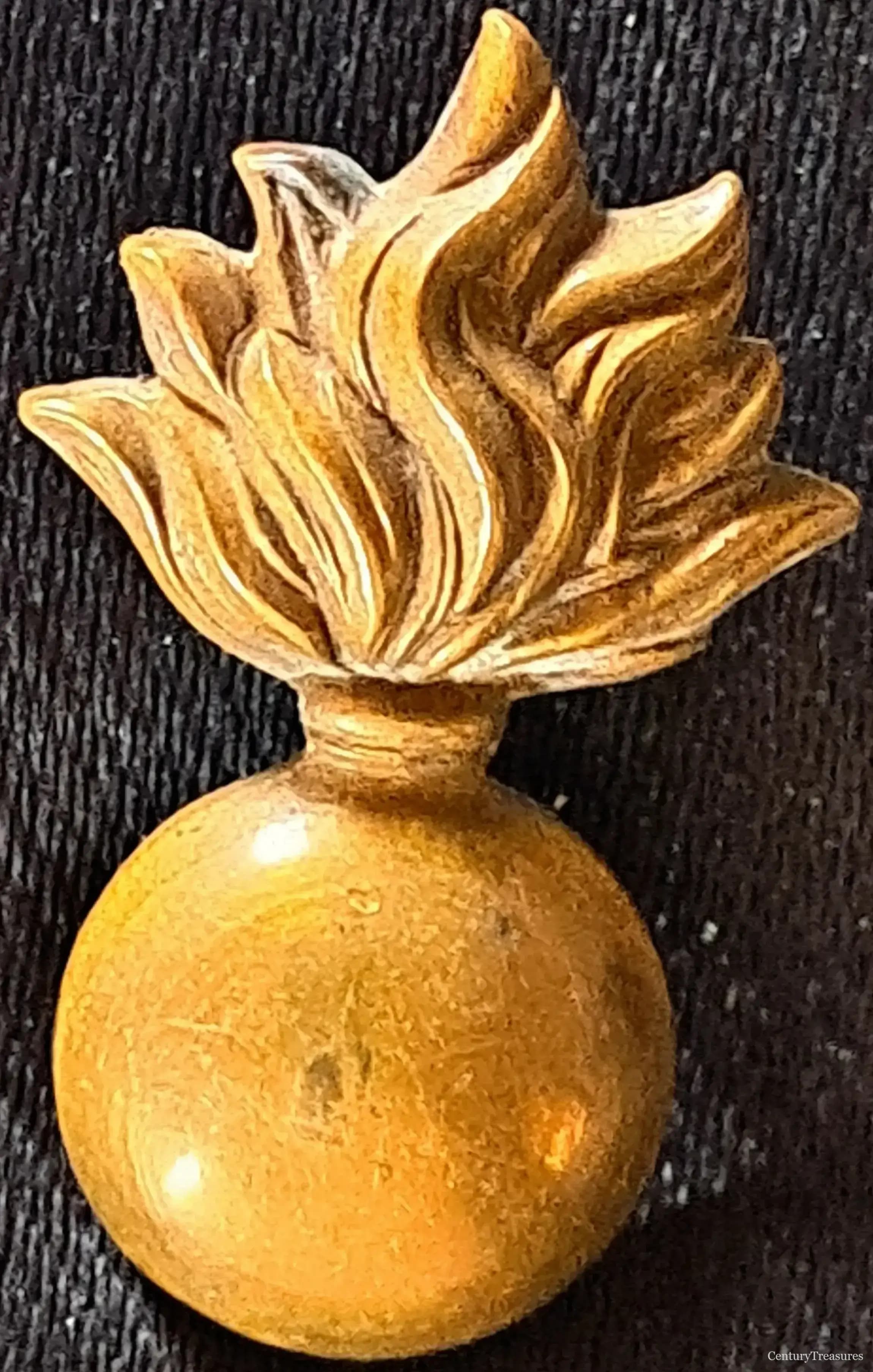 Royal Artillery Flaming Grenade Collar Badge