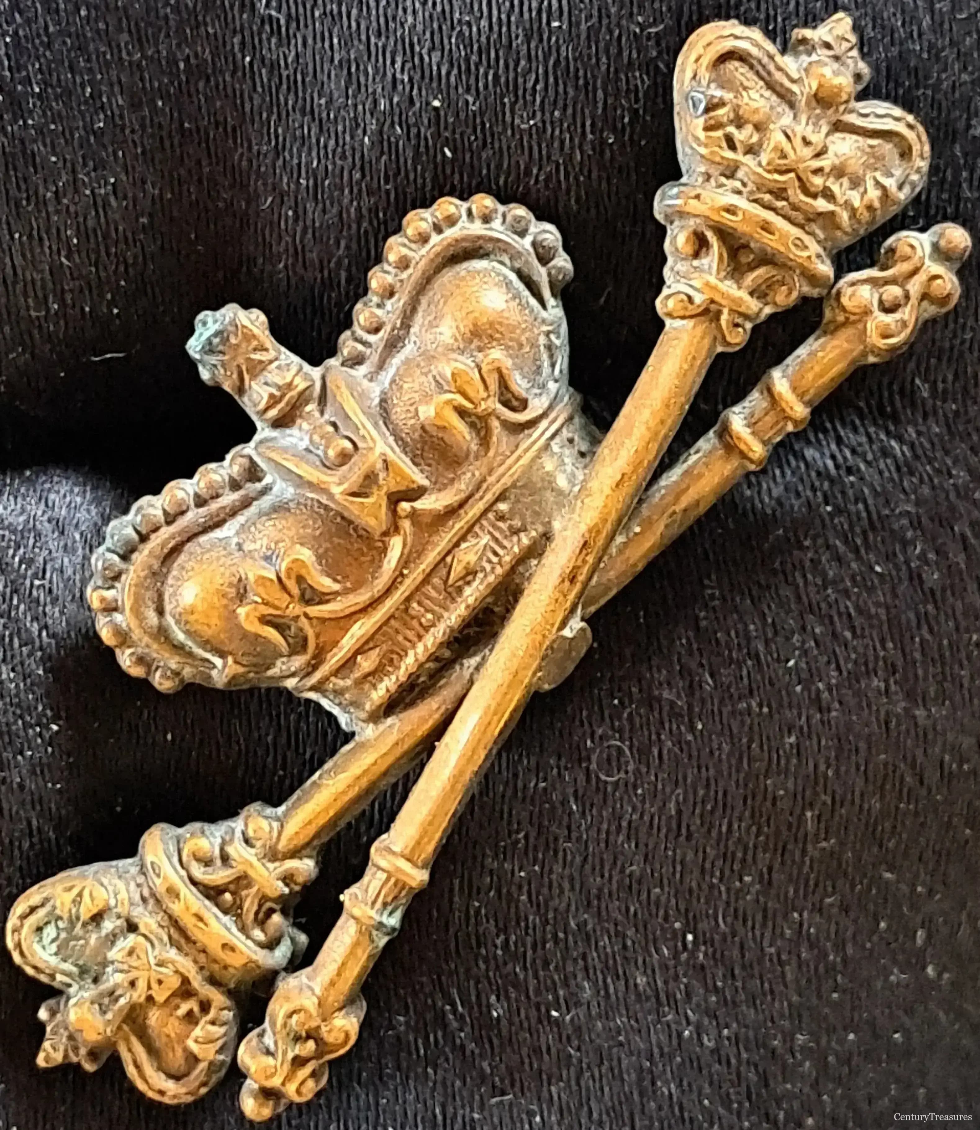 Royal Courts Crowned Tipstaves Uniform Badge ?